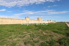 GARD (30) AIGUES-MORTES (30200) à vendre Immeuble mixte de 300 m 2 dont 1 grand local commercial et 3 appartements.