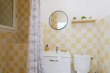 GARD (30) AIGUES-MORTES (30200) à vendre Immeuble mixte de 280 m 2, 1 local commercial 115 m 2 et 3 appartements.