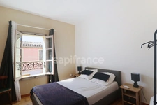 GARD (30) AIGUES−MORTES (30220) intra-muros A vendre appartement T4 ~97 m2, 4 chambres et terrasse de 8.5 m2.