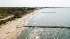 GARD (30) AIGUES−MORTES (30220) à vendre murs hôtel 30 chambres plusieurs logements 2 000 m 2 sur 8 hectares.