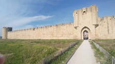 GARD (30) AIGUES MORTES (30220) intra-muros TRES RARE à vendre fonds de commerce boutique magasin de bijoux.