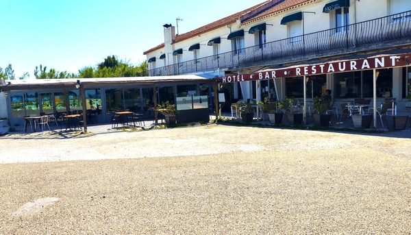 GARD (30) Proche Aigues-Mortes (30220) Fonds de commerce à vendre bar restaurant 100 cvts hôtel - 20 ch  sur axe passant.