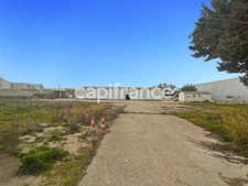 GARD (30) BEAUCAIRE (30300) LOCAL A LOUER ~550 m2 (terrain possible 1.3ha), flux constant Emplacement N°1.