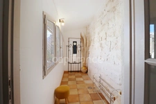 GARD (30) AIGUES−MORTES (30220) intra-muros A vendre appartement T4 ~97 m2, 4 chambres et terrasse de 8.5 m2.