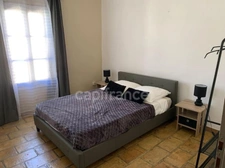 GARD (30) AIGUES−MORTES (30220) intra-muros A vendre appartement T4 ~97 m2, 4 chambres et terrasse de 8.5 m2.