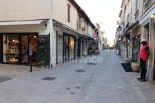 GARD (30) AIGUES-MORTES (30200) à vendre Immeuble mixte de 300 m 2 dont 1 grand local commercial et 3 appartements.