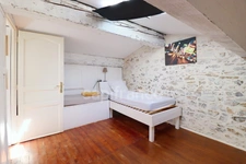 GARD (30) AIGUES−MORTES (30220) intra-muros A vendre appartement T4 ~97 m2, 4 chambres et terrasse de 8.5 m2.