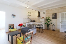 GARD (30) AIGUES−MORTES (30220) intra-muros à vendre appartement T4 ~40 m2, 1 chambres et terrasse.