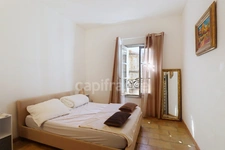 GARD (30) AIGUES−MORTES (30220) intra-muros A vendre appartement T4 ~97 m2, 4 chambres et terrasse de 8.5 m2.