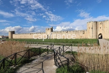 GARD (30) AIGUES−MORTES (30200) À Vendre Murs commerciaux de 115 m² + 34 m2 = 148 m2 libres d'occupant.