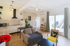 GARD (30) AIGUES-MORTES (30200) à vendre Immeuble mixte de 280 m 2, 1 local commercial 115 m 2 et 3 appartements.