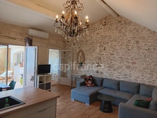 GARD (30) AIGUES-MORTES (30200) à vendre Immeuble mixte de 300 m 2 dont 1 grand local commercial et 3 appartements.