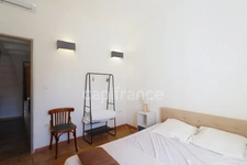 GARD (30) AIGUES−MORTES (30220) intra-muros A vendre appartement T4 ~97 m2, 4 chambres et terrasse de 8.5 m2.