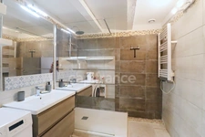 GARD (30) AIGUES−MORTES (30220) intra-muros A vendre appartement T4 ~97 m2, 4 chambres et terrasse de 8.5 m2.