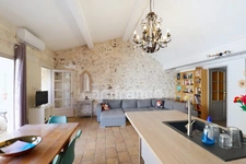 GARD (30) AIGUES−MORTES (30220) intra-muros A vendre appartement T4 ~97 m2, 4 chambres et terrasse de 8.5 m2.