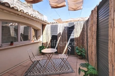 GARD (30) AIGUES−MORTES (30220) intra-muros à vendre appartement T4 ~40 m2, 1 chambres et terrasse.