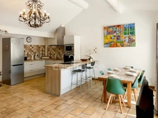 GARD (30) AIGUES-MORTES (30200) à vendre Immeuble mixte de 300 m 2 dont 1 grand local commercial et 3 appartements.