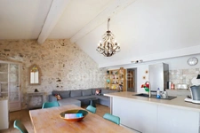 GARD (30) AIGUES-MORTES (30200) à vendre Immeuble mixte de 280 m 2, 1 local commercial 115 m 2 et 3 appartements.
