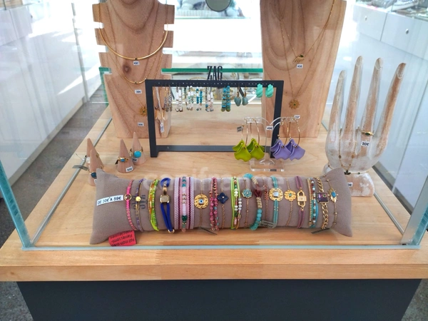 GARD (30) AIGUES MORTES (30220) intra-muros TRES RARE à vendre fonds de commerce boutique magasin de bijoux.
