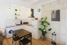 GARD (30) AIGUES-MORTES (30200) à vendre Immeuble mixte de 280 m 2, 1 local commercial 115 m 2 et 3 appartements.