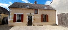 Virginie Masson – Capifrance vous propose cette maison en pierre de 92 m² pleine de charme, située à Seignelay, proche des commerces et des écoles.
