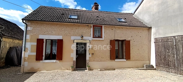 Virginie Masson – Capifrance vous propose cette maison en pierre de 92 m² pleine de charme, située à Seignelay, proche des commerces et des écoles.