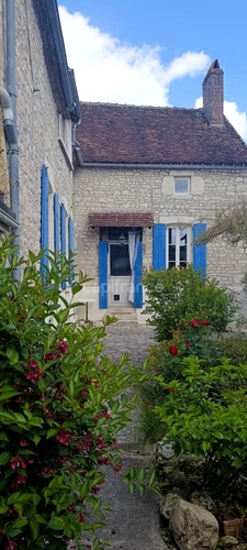 Virginie MASSON Capifrance vous propose, à NEUILLY, longère en pierre de 149m², 3 chambres, grenier aménageable et terrain sans vis à vis
