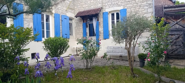 Virginie MASSON Capifrance vous propose, à NEUILLY, longère en pierre de 149m², 3 chambres, grenier aménageable et terrain sans vis à vis