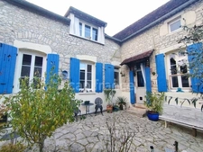 Virginie MASSON Capifrance vous propose, à NEUILLY, longère en pierre de 149m², 3 chambres, grenier aménageable et terrain sans vis à vis