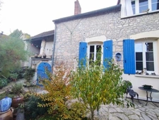 Virginie MASSON Capifrance vous propose, à NEUILLY, longère en pierre de 149m², 3 chambres, grenier aménageable et terrain sans vis à vis