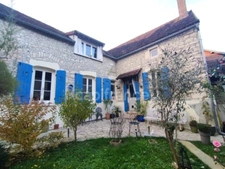 Virginie MASSON Capifrance vous propose, à NEUILLY, longère en pierre de 149m², 3 chambres, grenier aménageable et terrain sans vis à vis