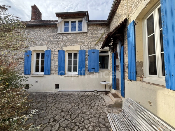 Virginie MASSON Capifrance vous propose, à NEUILLY, longère en pierre de 149m², 3 chambres, grenier aménageable et terrain sans vis à vis