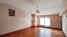 À vendre à Sauzé-Vaussais : Lot de deux maisons mitoyennes à rénover