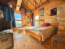 MAISON DE 220 M2, RÉNOVÉE EN 2014, TERRAIN DE 6 HA, 4 CHAMBRES, SALLE DE JEUX, 3 PUITS, ÉTANG, ASSAINISSEMENT AUX NORMES À VENIR, POMPE À CHALEUR DE 2016 AVEC CHAUFFAGE AU SOL, FIBRE OPTIQUE