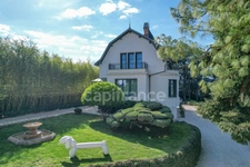 Fully renovated 255 m² bourgeois house, enclosed and wooded grounds of 4,303 m² (with space for a swimming pool), 3 garages, terrace, jacuzzi