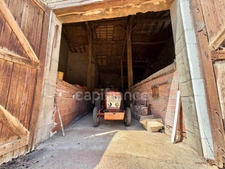 MAISON DE BOURG DE 100 M2, 3 CHAMBRES, TERRAIN ATTENANT DE 371 M2 + 2450 M2 INDÉPENDANT, 200 M2 DE DÉPENDANCES, CAVES, FIBRE OPTIQUE, DOUBLE VITRAGE PVC AVEC VOLETS ROULANTS SOLAIRES, TOUT-À-L'ÉGOUT