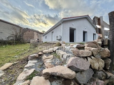 MAISON DE PLAIN-PIED DE 90 M2, TERRAIN CLOS 1000 M2, 3 CHAMBRES, GARAGE, CONSTRUCTION 2024, CLIM RÉVERSIBLE, DOUBLE VITRAGE PVC + VOLETS ROULANTS ÉLECTRIQUES, TOUT-À-L'ÉGOUT, FIBRE OPTIQUE, CELLIER