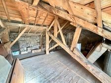 MAISON ENTIÈREMENT À RÉNOVER DE 100 M2, TERRAIN DE 8 343 M2, 2 CHAMBRES, BUREAU, GRENIER AMÉNAGEABLES, ÉTANG, NOMBREUSES DÉPENDANCES, FIBRE, GROS TRAVAUX À PRÉVOIR