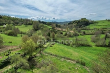 MAISON MITOYENNE ENTIÈREMENT À RÉNOVER DE 115 M2, TERRAIN DE 2 673 M2, 3 CHAMBRES, 220 M2 DE DÉPENDANCES, GROS TRAVAUX À PRÉVOIR, SOURCE, TF 241€