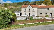 MAISON ENTIÈREMENT À RÉNOVER DE 100 M2, TERRAIN DE 8 343 M2, 2 CHAMBRES, BUREAU, GRENIER AMÉNAGEABLES, ÉTANG, NOMBREUSES DÉPENDANCES, FIBRE, GROS TRAVAUX À PRÉVOIR