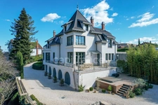 Fully renovated 255 m² bourgeois house, enclosed and wooded grounds of 4,303 m² (with space for a swimming pool), 3 garages, terrace, jacuzzi