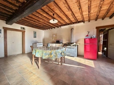 MAISON EN PIERRE DE 140 M2 ENTIÈREMENT À RÉNOVER, TERRAIN DE 8180 M2, 4 CHAMBRES, 155 M2 DE DÉPENDANCES, FOUR À PAIN, SOURCE, COUVERTURE DE 2019 POUR L'HABITATION, FAÇADE DE 2012, CAVE VOÛTÉE