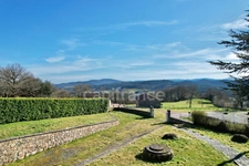 MAISON SUR SOUS-SOL DE 185 M2, À RÉNOVER, TERRAIN DE 1 764 M2, 5 CHAMBRES, VUE REMARQUABLE, 2 GARAGES, HAMEAU PAISIBLE, SOURCE, BEAU POTENTIEL