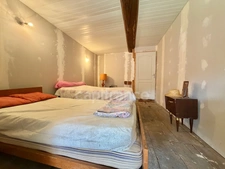 MAISON MITOYENNE ENTIÈREMENT À RÉNOVER DE 115 M2, TERRAIN DE 2 673 M2, 3 CHAMBRES, 220 M2 DE DÉPENDANCES, GROS TRAVAUX À PRÉVOIR, SOURCE, TF 241€