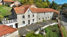 MAISON ENTIÈREMENT À RÉNOVER DE 100 M2, TERRAIN DE 8 343 M2, 2 CHAMBRES, BUREAU, GRENIER AMÉNAGEABLES, ÉTANG, NOMBREUSES DÉPENDANCES, FIBRE, GROS TRAVAUX À PRÉVOIR