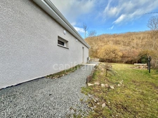 MAISON DE PLAIN-PIED DE 90 M2, TERRAIN CLOS 1000 M2, 3 CHAMBRES, GARAGE, CONSTRUCTION 2024, CLIM RÉVERSIBLE, DOUBLE VITRAGE PVC + VOLETS ROULANTS ÉLECTRIQUES, TOUT-À-L'ÉGOUT, FIBRE OPTIQUE, CELLIER