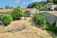 MAISON MITOYENNE DE 78 M2, TERRAIN CLOS DE 950 M2, 3 CHAMBRES, FOUR À PAIN, 260 M2 DE DÉPENDANCES, BALCON FORÉZIEN, DOUBLE VITRAGE BOIS