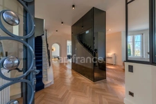Fully renovated 255 m² bourgeois house, enclosed and wooded grounds of 4,303 m² (with space for a swimming pool), 3 garages, terrace, jacuzzi