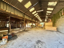 BÂTIMENTS INDUSTRIELS DE 1 815 M², TERRAIN DE 10 353 M², BUREAU DE 40 M², FIBRE OPTIQUE, 2 ACCÈS POIDS LOURDS, RÉSERVE INCENDIE DE 300 M³, TRANSFORMATEUR PRIVÉ 380 V