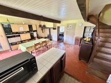 MAISON MITOYENNE ENTIÈREMENT À RÉNOVER DE 115 M2, TERRAIN DE 2 673 M2, 3 CHAMBRES, 220 M2 DE DÉPENDANCES, GROS TRAVAUX À PRÉVOIR, SOURCE, TF 241€